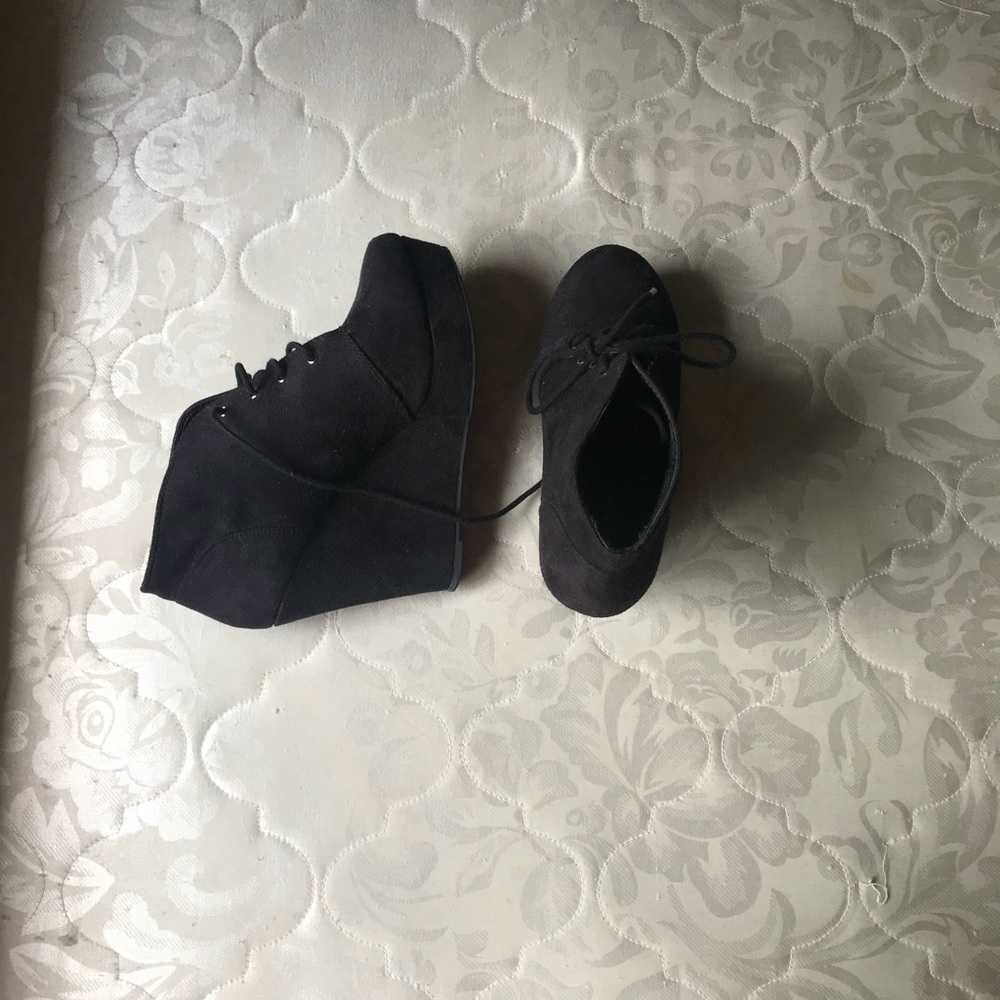 Black wedges